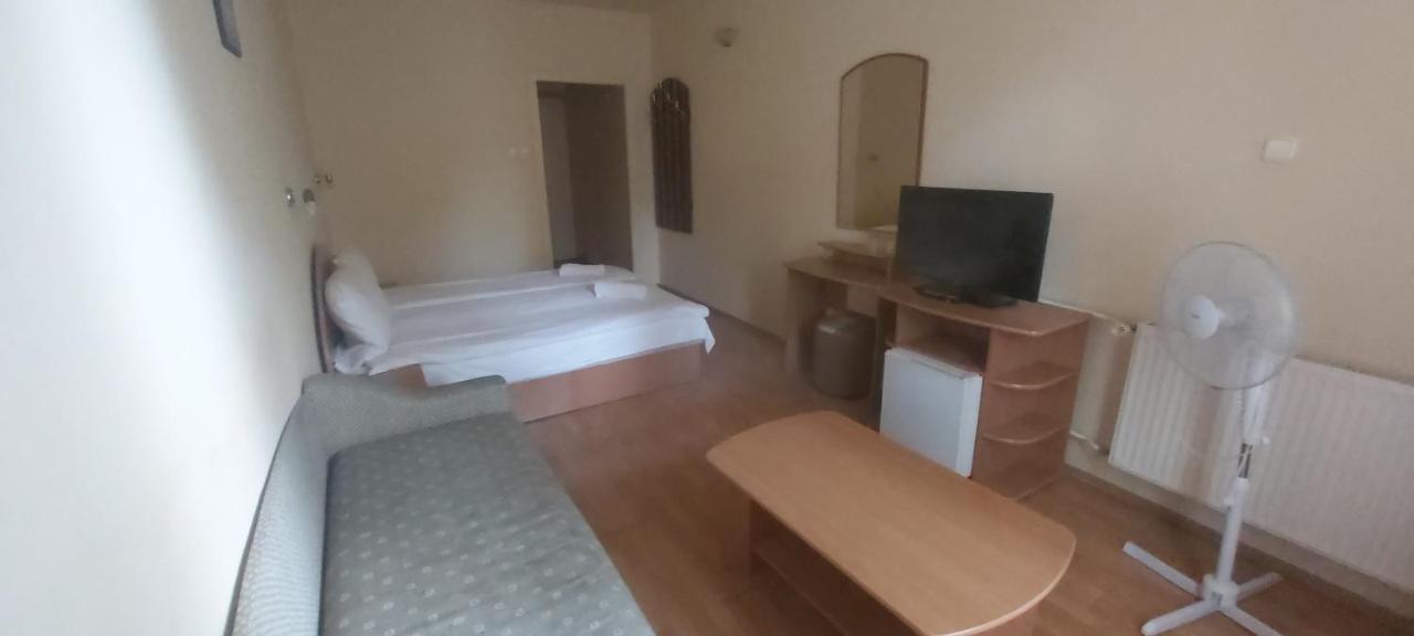 In Hotel Hajdúszoboszló Eksteriør bilde